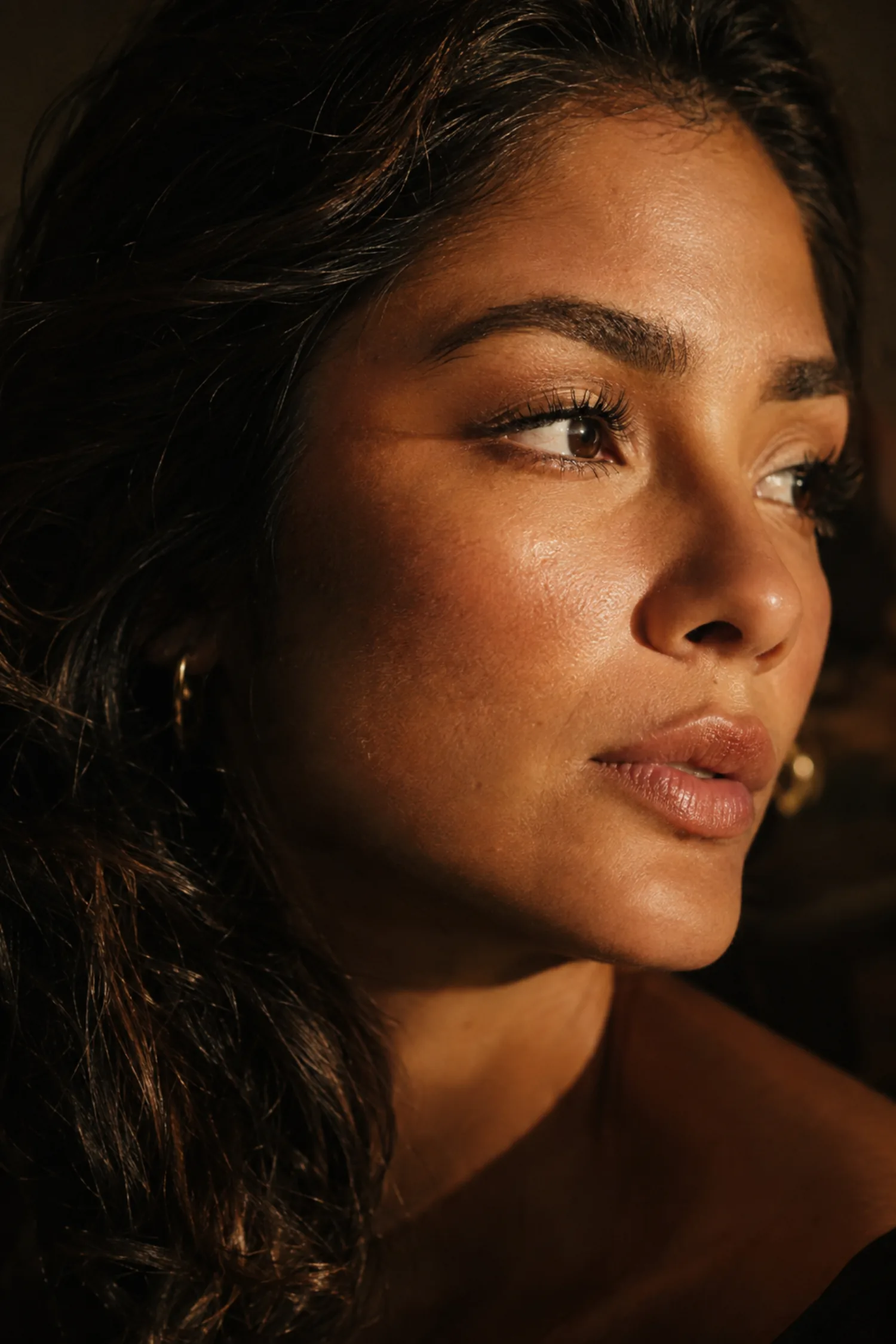 Close do rosto de uma mulher com pele saudável e luminosa